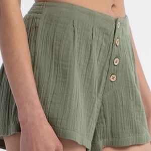 🔴Green Button Front Roxy Shorts size Medium